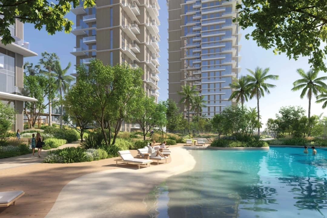 جانب المسبح الهادئ مع كراسي الاستلقاء والحدائق